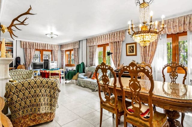 8 Zimmer Villa zu verkaufen in Los Balcones mit Pool Garage - 550.000 € (Ref: 9849012)