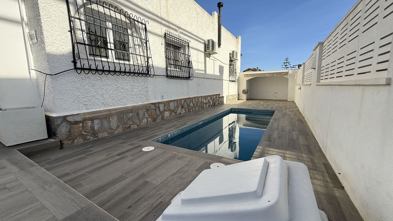 2 soveværelse Villa til salg i Villamartin med swimmingpool - € 249.950 (Ref: 9859642)