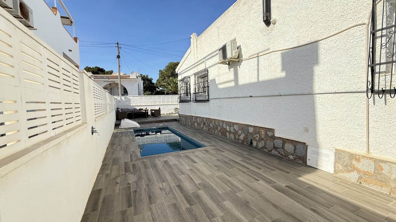 2 soveværelse Villa til salg i Villamartin med swimmingpool - € 249.950 (Ref: 9859642)