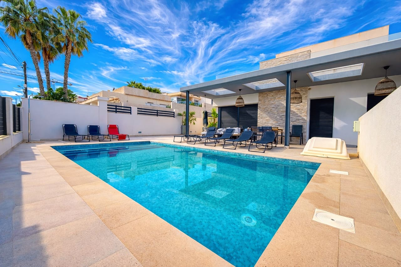 5 bedroom Villa for sale in Los Balcones with pool garage - € 849,950 (Ref: 9866488)