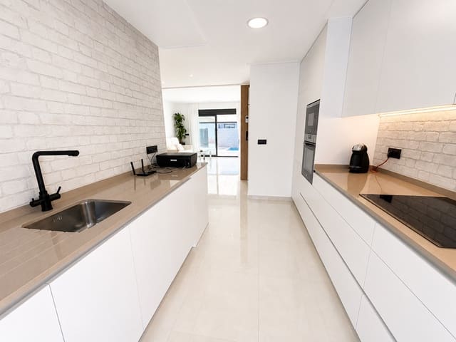 3 soveværelse Villa til salg i La Marina, Elche / Elx med swimmingpool - € 395.000 (Ref: 9877147)