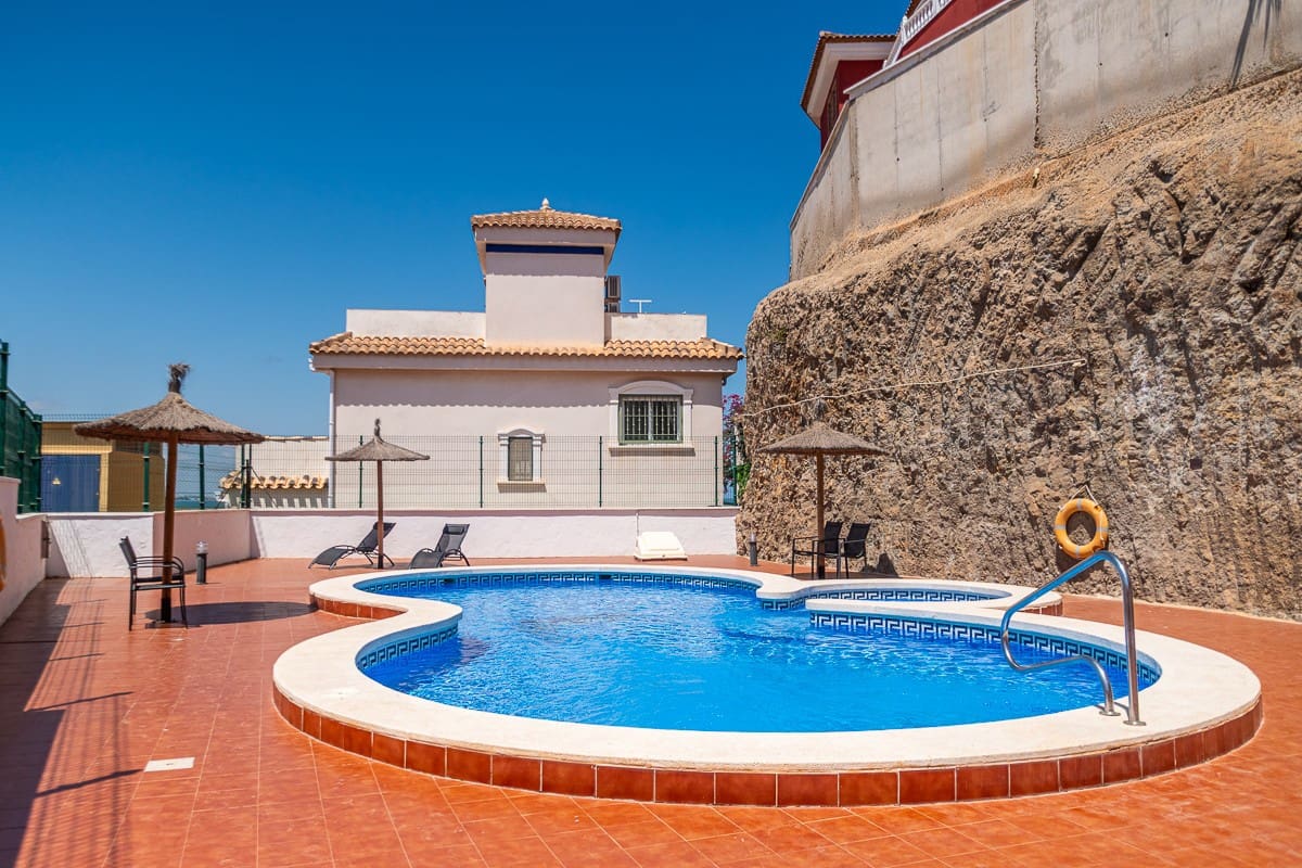 2 quarto Casa em Banda para venda em El Carmoli com piscina - 147 500 € (Ref: 9898872)