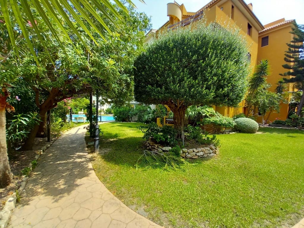 2 bedroom Penthouse for sale in Punta Prima with pool garage - € 299,900 (Ref: 9904031)