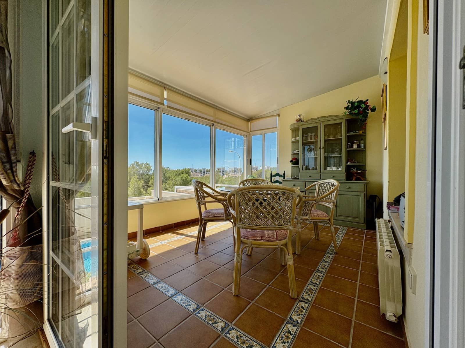 Chalet de 2 habitaciones en Villamartin en venta con piscina garaje - 435.000 € (Ref: 9926966)