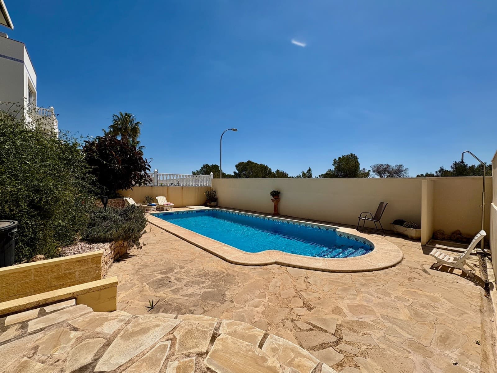 Chalet de 2 habitaciones en Villamartin en venta con piscina garaje - 435.000 € (Ref: 9926966)