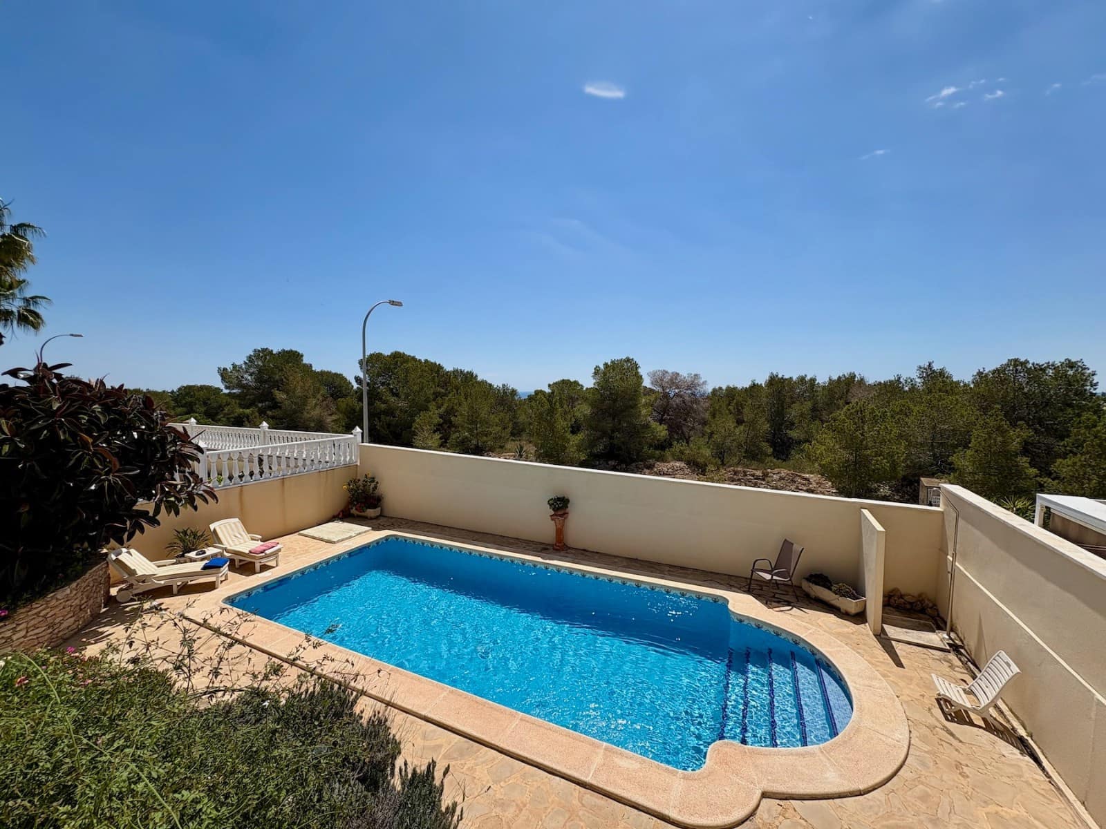 Chalet de 2 habitaciones en Villamartin en venta con piscina garaje - 435.000 € (Ref: 9926966)