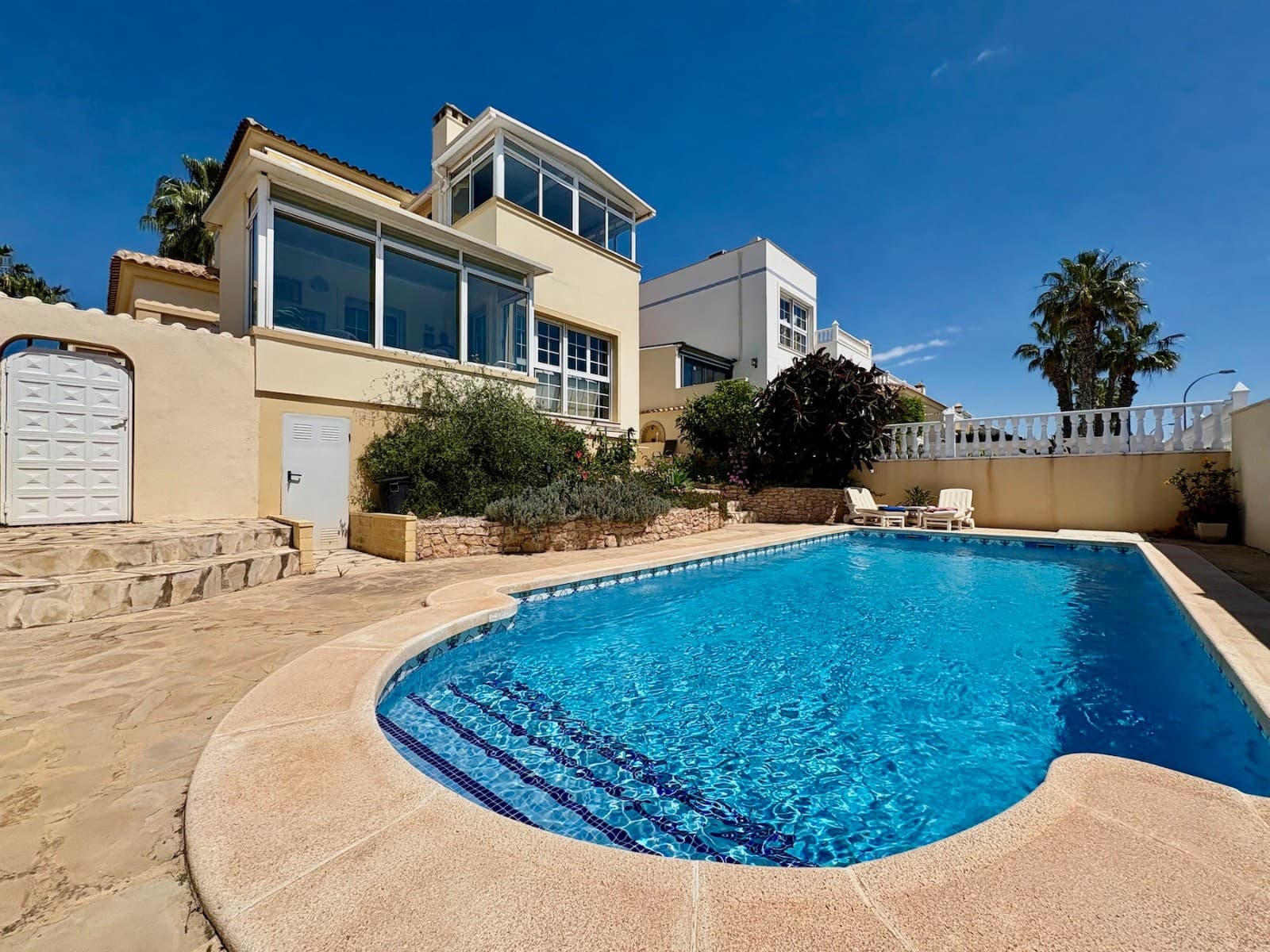 Chalet de 2 habitaciones en Villamartin en venta con piscina garaje - 435.000 € (Ref: 9926966)