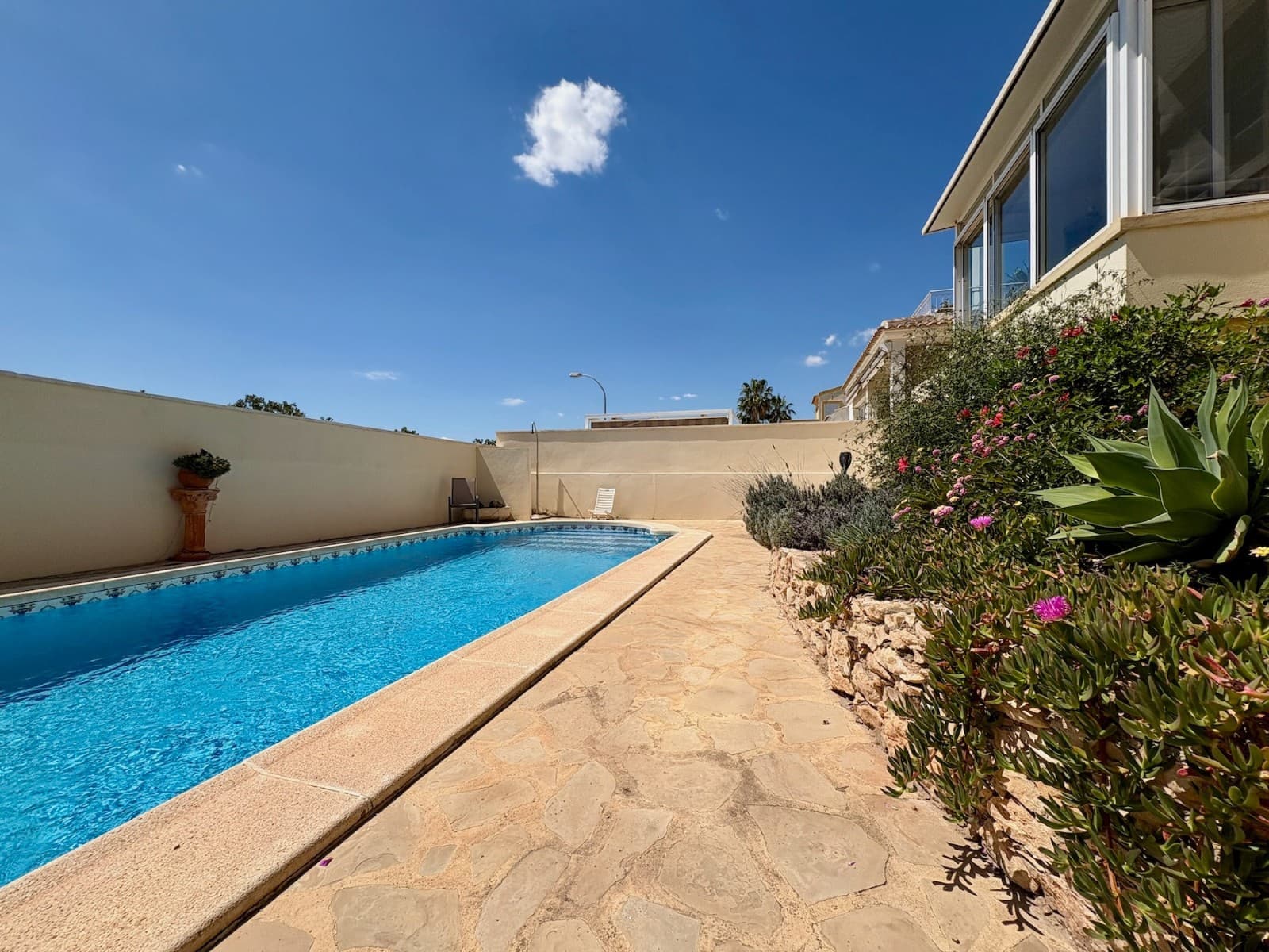 Chalet de 2 habitaciones en Villamartin en venta con piscina garaje - 435.000 € (Ref: 9926966)