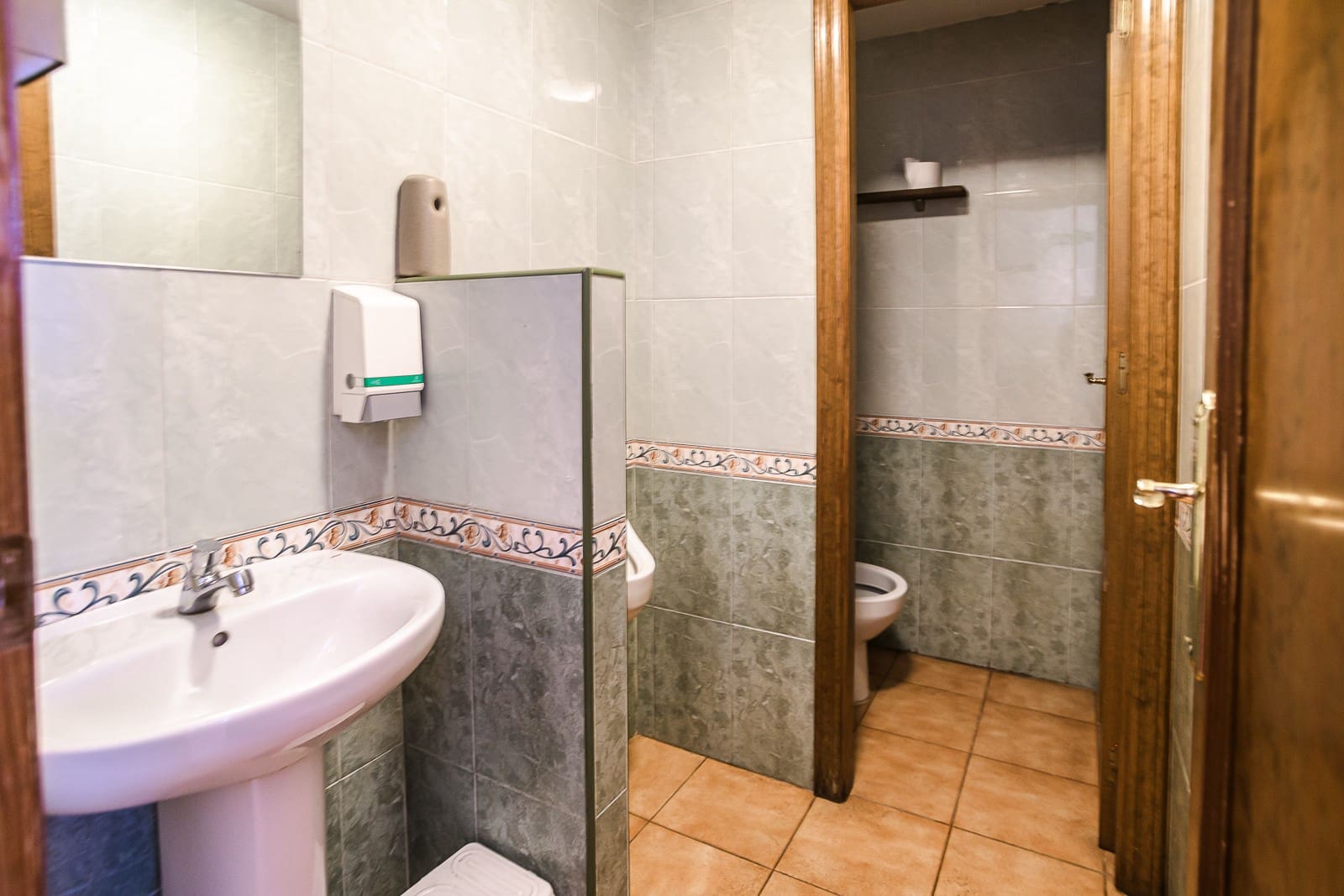 Commercieel te koop in La Veleta met zwembad - € 225.000 (Ref: 9959193)