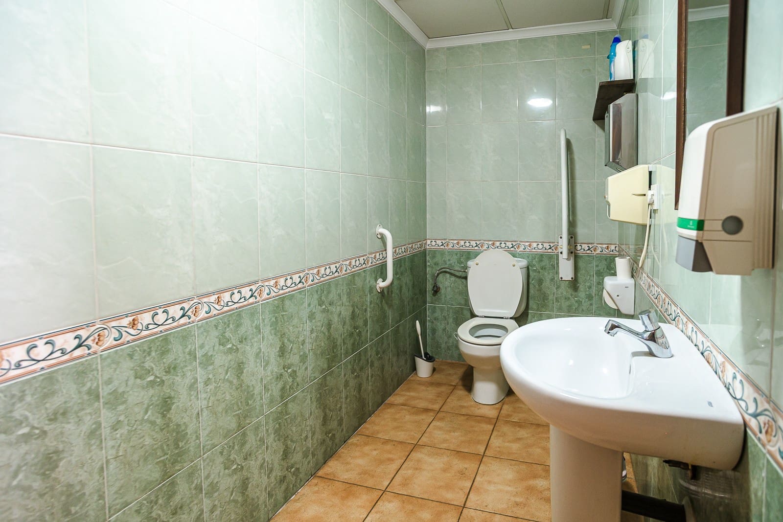 Commercieel te koop in La Veleta met zwembad - € 225.000 (Ref: 9959193)