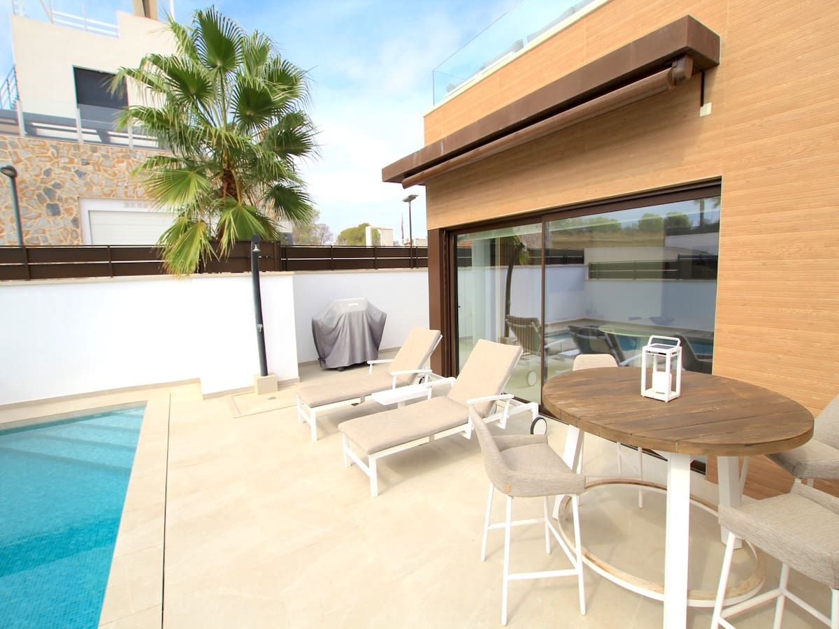 3 soveværelse Villa til salg i Algorfa med swimmingpool - € 460.000 (Ref: 9961651)
