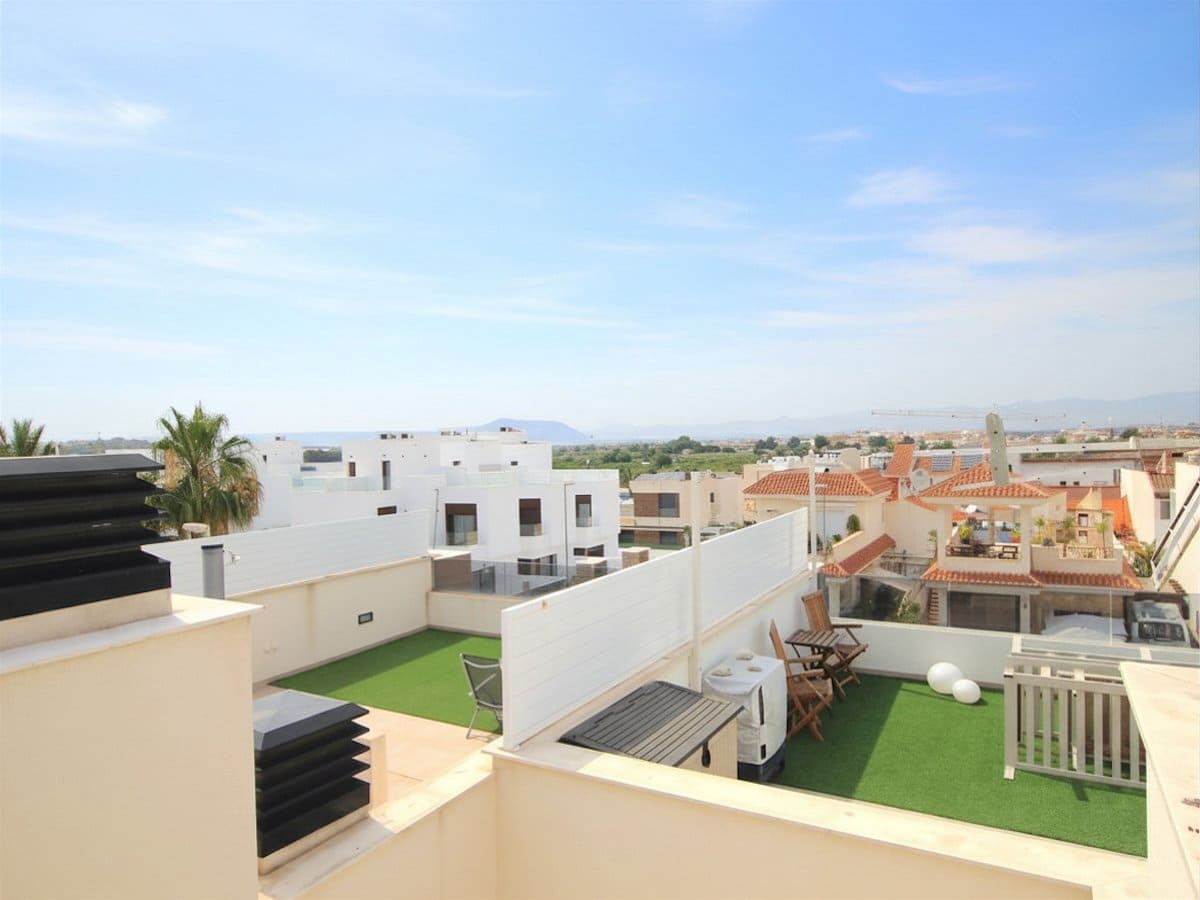 Chalet de 3 habitaciones en Benijófar en venta con piscina - 360.000 € (Ref: 9961658)