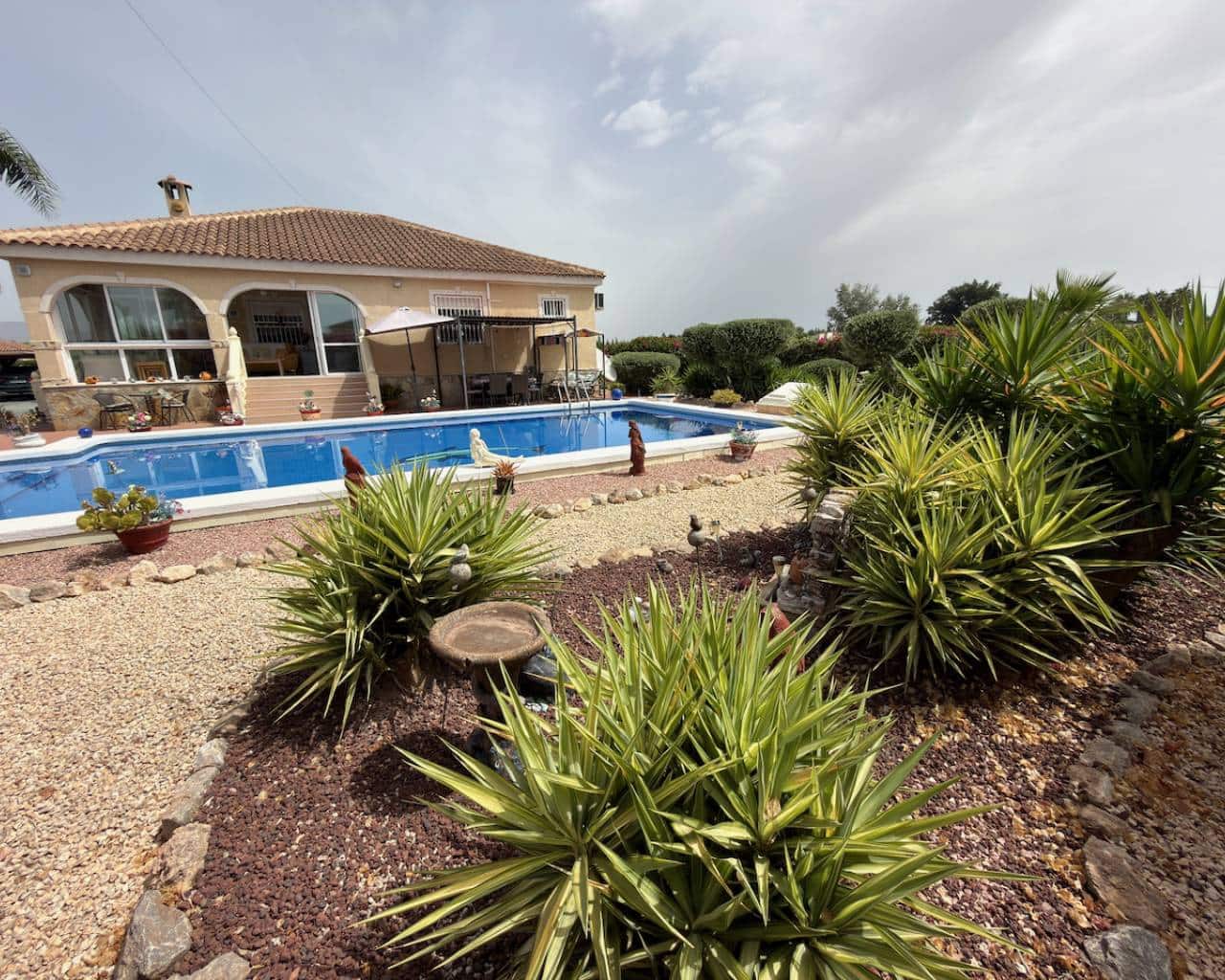 3 bedroom Villa for sale in Catral with pool garage - € 390,000 (Ref: 9969357)
