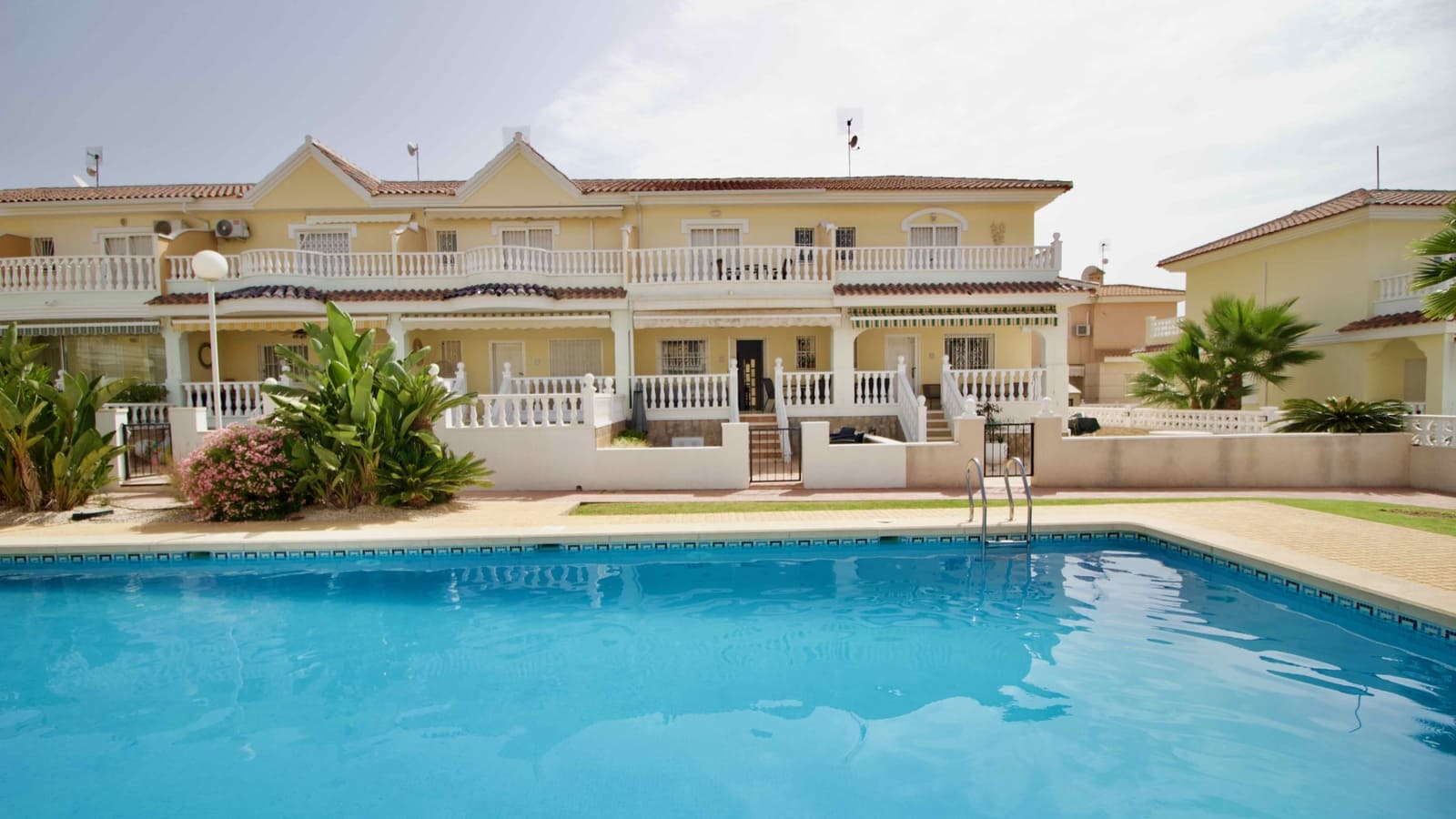 3 soveværelse Byhus til salg i Ciudad Quesada med swimmingpool - € 249.000 (Ref: 9984505)
