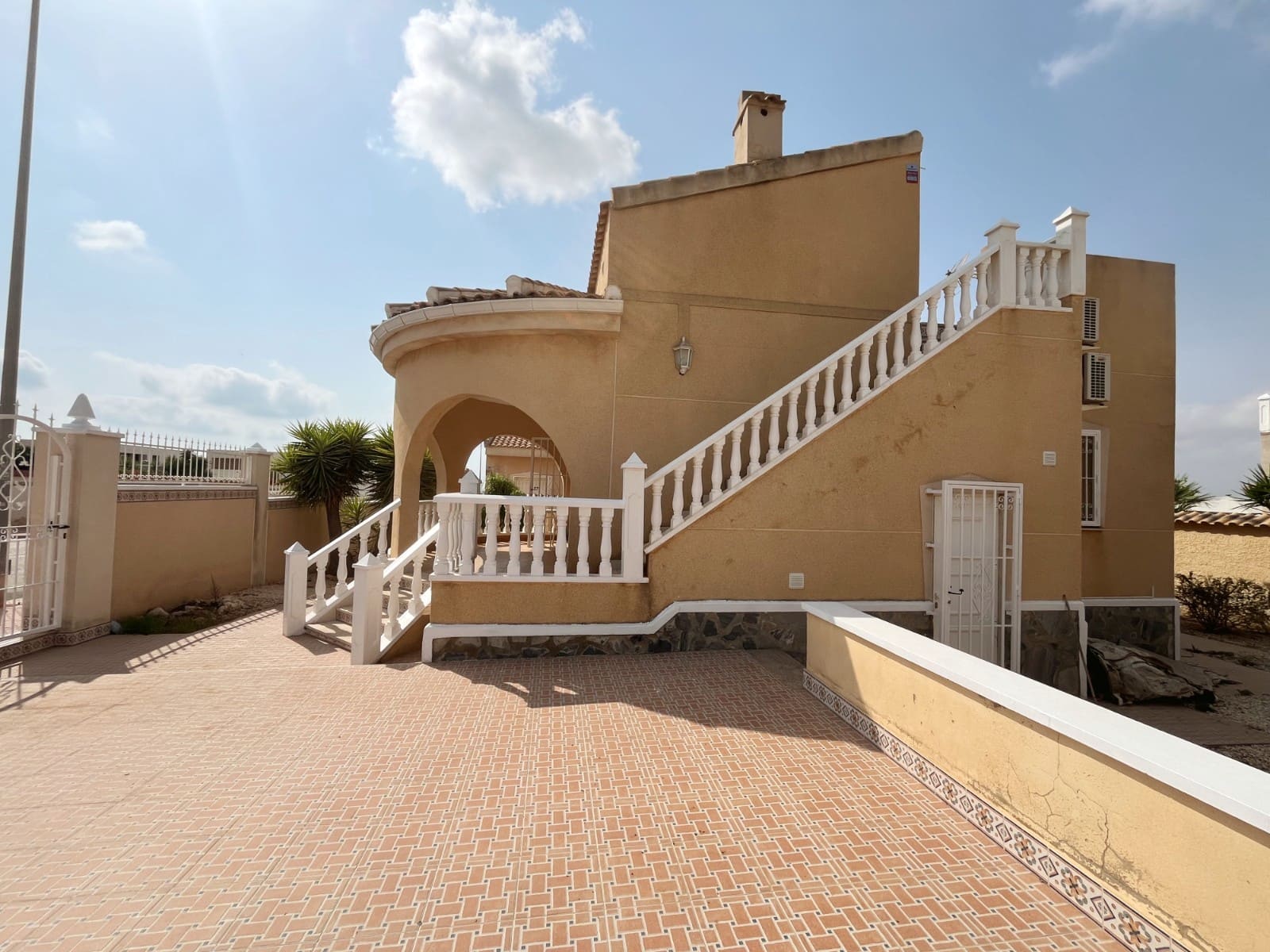 2 slaapkamer Villa te koop in Ciudad Quesada met zwembad - € 249.000 (Ref: 9993825)