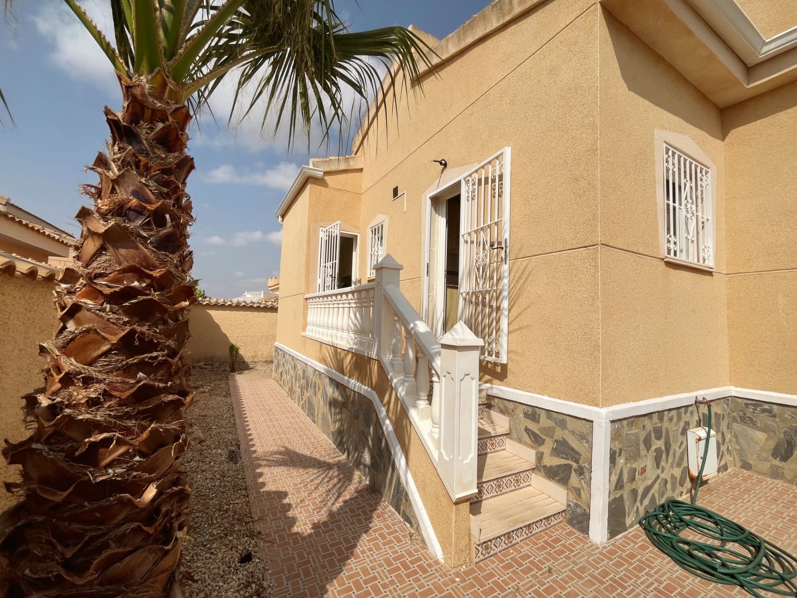 2 slaapkamer Villa te koop in Ciudad Quesada met zwembad - € 249.000 (Ref: 9993825)