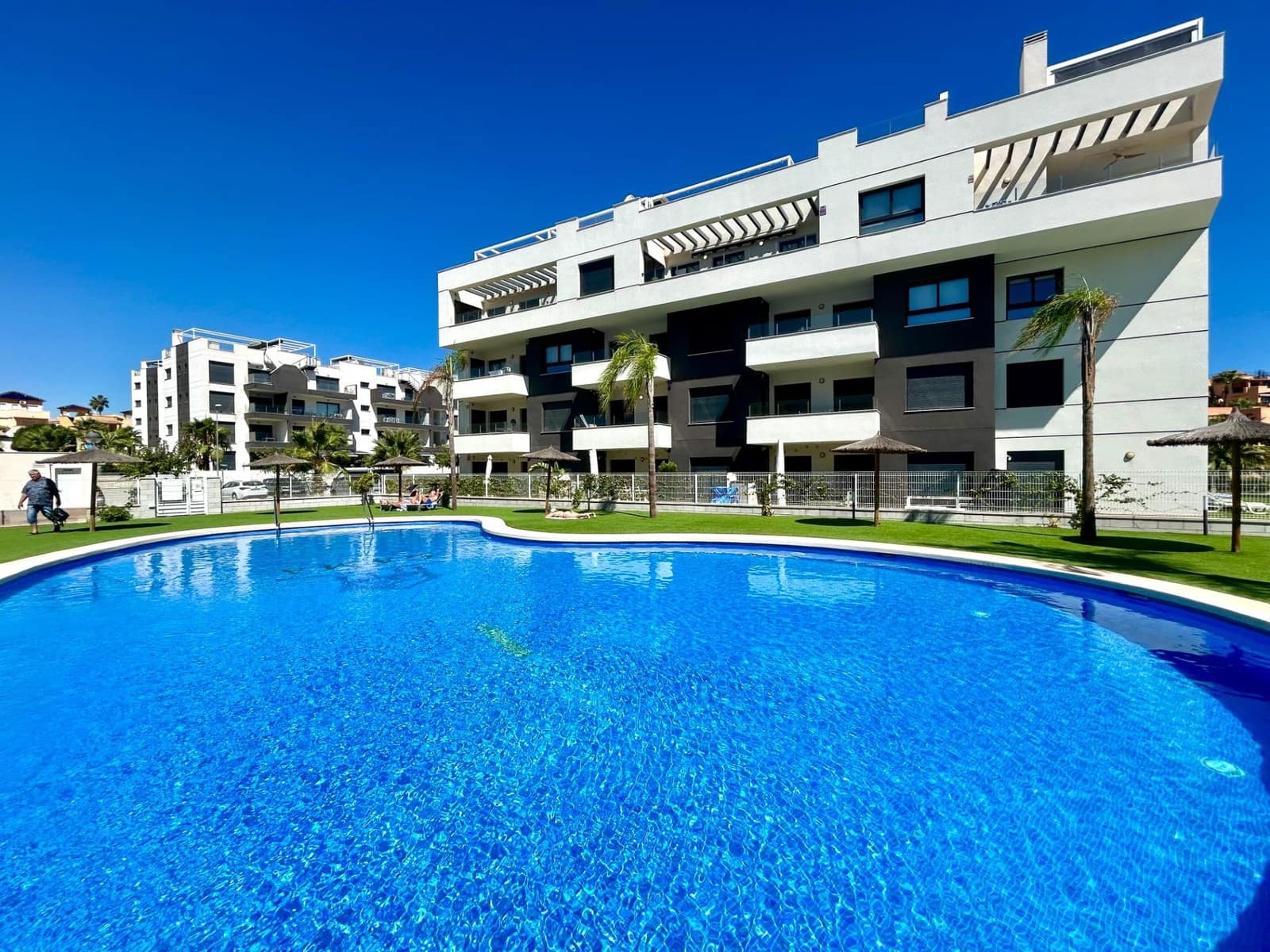 Apartamento de 2 habitaciones en Villamartin en venta con piscina - 299.000 € (Ref: 10086710)