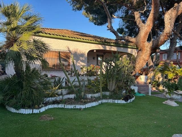 3 bedroom Villa for sale in Dehesa de Campoamor with pool garage - € 985,000 (Ref: 9860415)