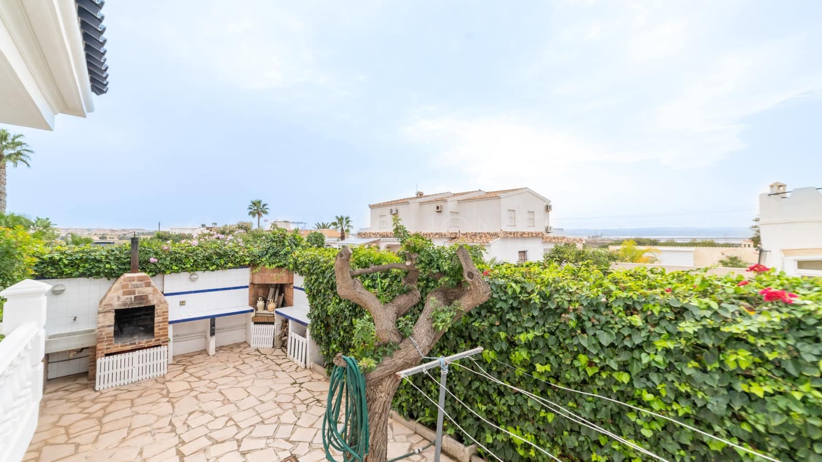 4 soverom Villa til salgs i Torrevieja med svømmebasseng garasje - € 890 000 (Ref: 8970787)