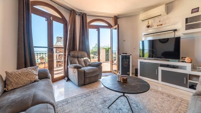 Chalet de 4 habitaciones en San Miguel de Salinas en venta con piscina - 450.000 € (Ref: 8970795)