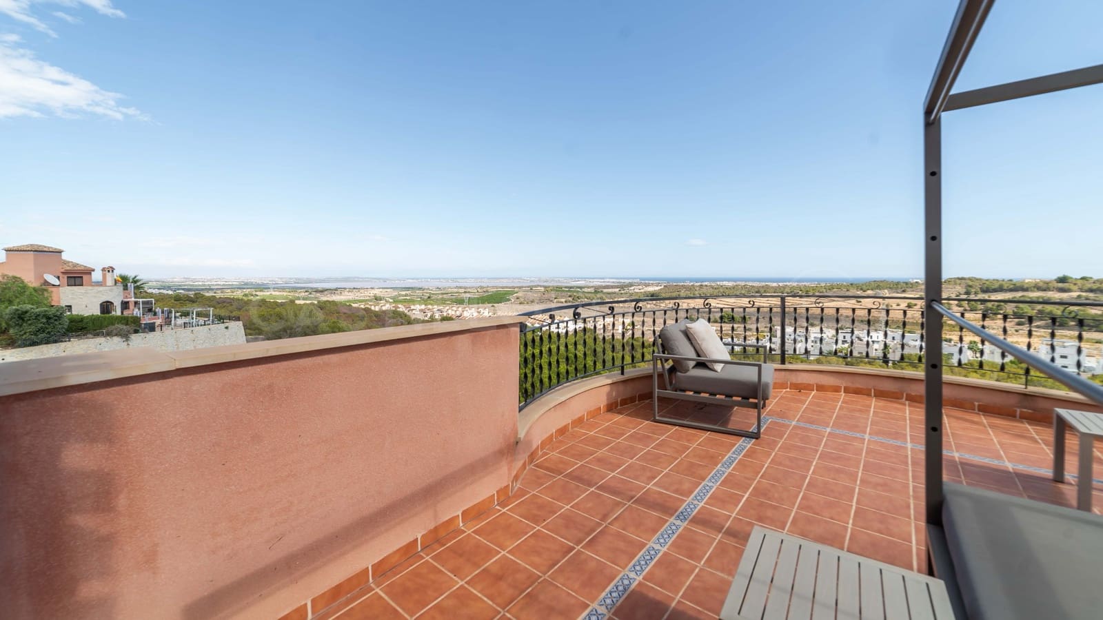 Chalet de 4 habitaciones en San Miguel de Salinas en venta con piscina - 450.000 € (Ref: 8970795)