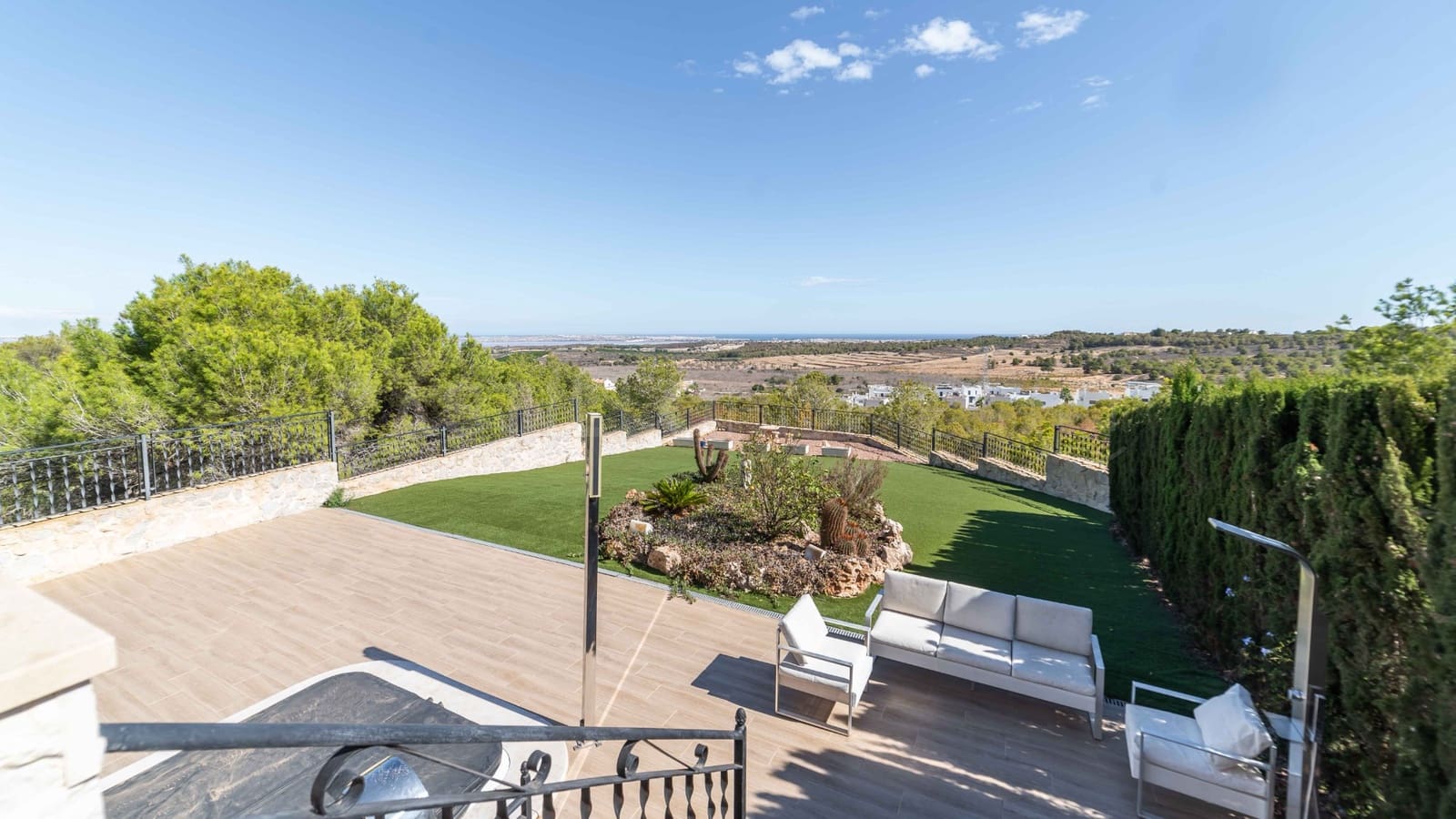 Chalet de 4 habitaciones en San Miguel de Salinas en venta con piscina - 450.000 € (Ref: 8970795)