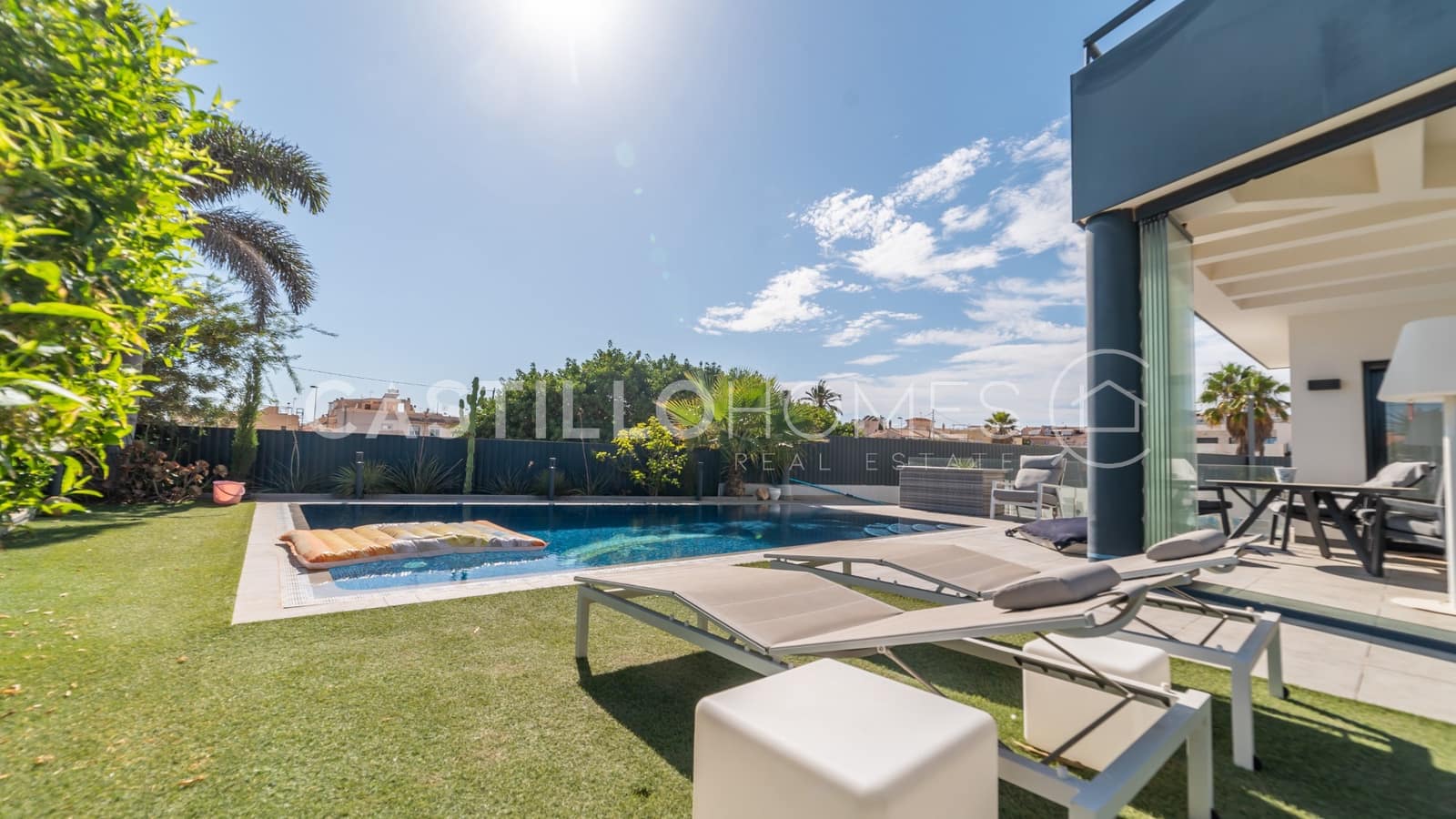 5 sypialnia Willa na sprzedaż w Torrevieja z basenem garażem - 870 000 € (Ref: 8970798)