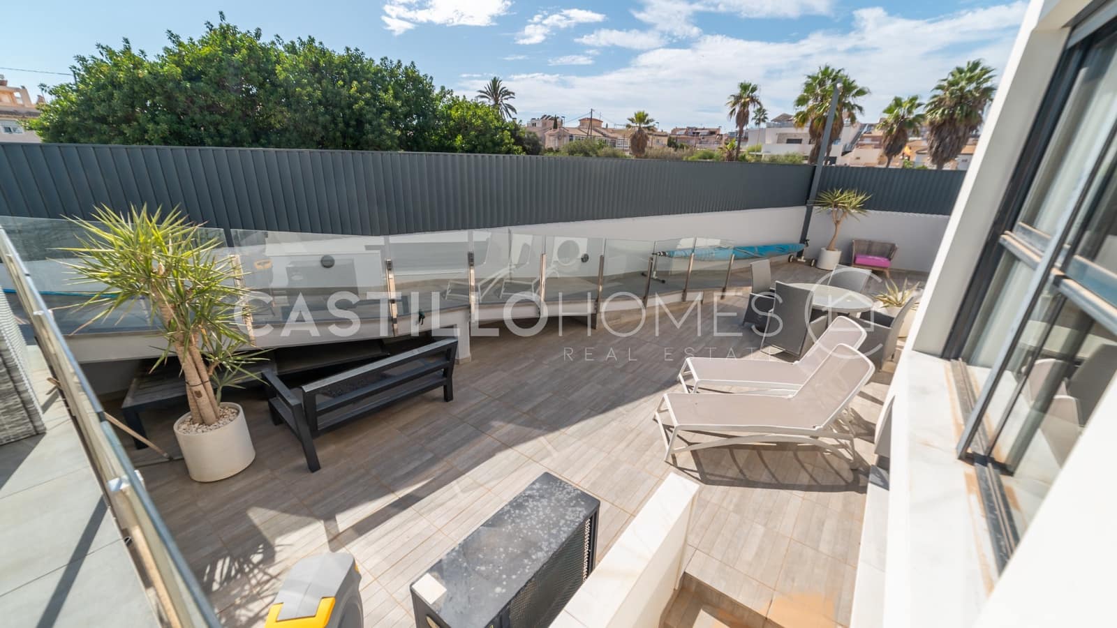 5 sypialnia Willa na sprzedaż w Torrevieja z basenem garażem - 870 000 € (Ref: 8970798)