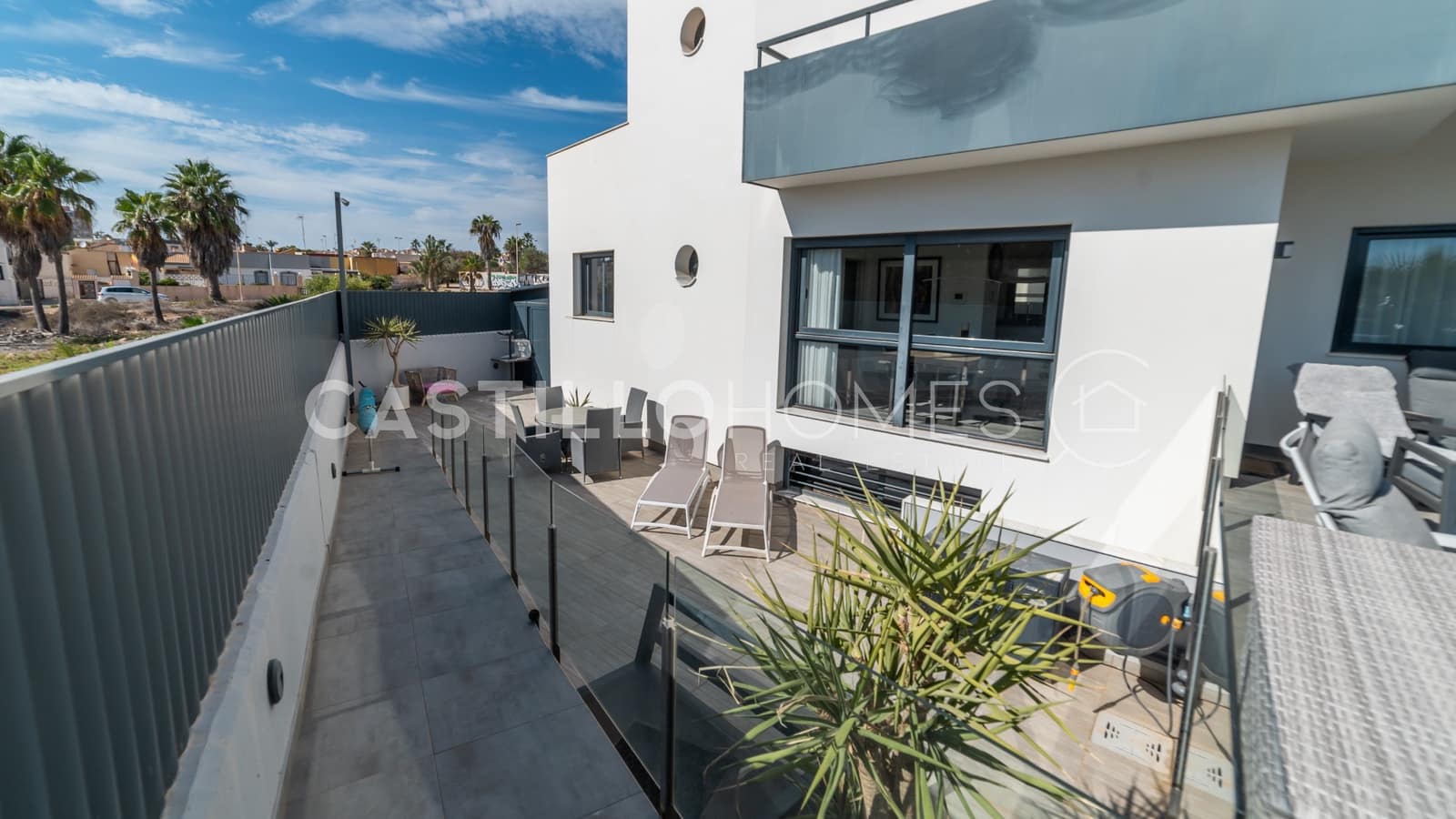 5 sypialnia Willa na sprzedaż w Torrevieja z basenem garażem - 870 000 € (Ref: 8970798)