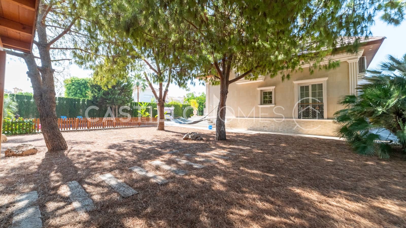 5 makuuhuone Huvila myytävänä paikassa Ciudad Quesada mukana uima-altaan 
autotalli - 1 100 000 € (Ref: 8970806)