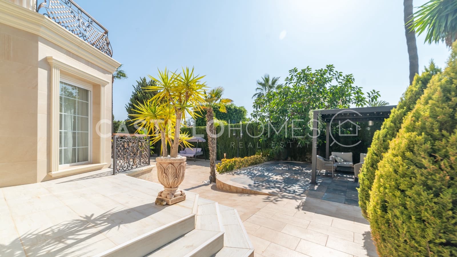 5 makuuhuone Huvila myytävänä paikassa Ciudad Quesada mukana uima-altaan 
autotalli - 1 100 000 € (Ref: 8970806)