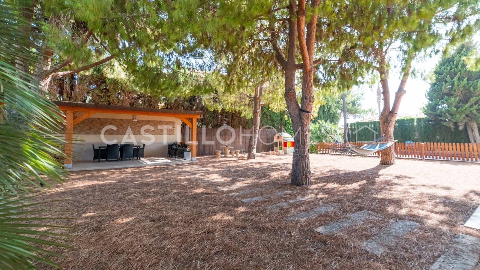 5 makuuhuone Huvila myytävänä paikassa Ciudad Quesada mukana uima-altaan 
autotalli - 1 100 000 € (Ref: 8970806)