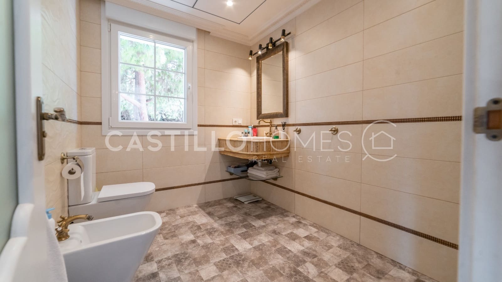 5 makuuhuone Huvila myytävänä paikassa Ciudad Quesada mukana uima-altaan 
autotalli - 1 100 000 € (Ref: 8970806)