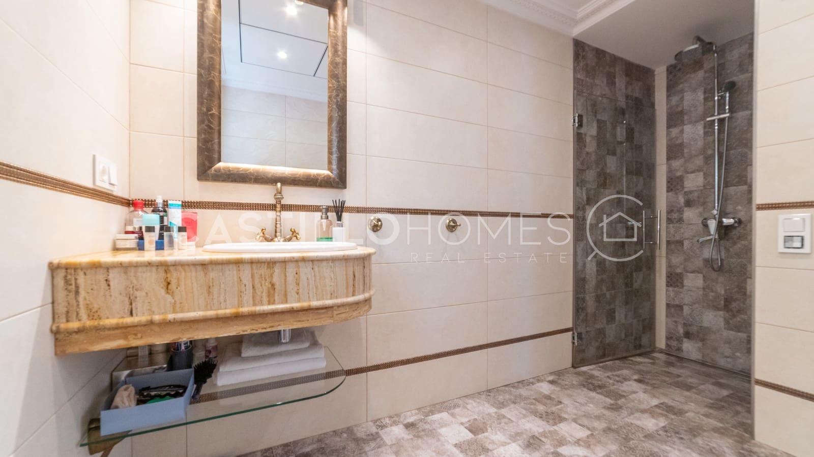 5 makuuhuone Huvila myytävänä paikassa Ciudad Quesada mukana uima-altaan 
autotalli - 1 100 000 € (Ref: 8970806)