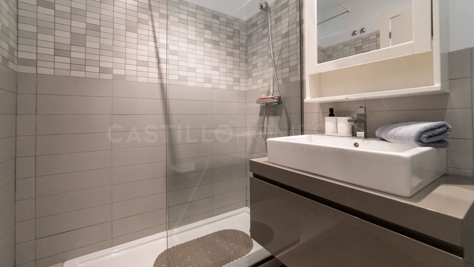 2 bedroom Apartment for sale in Villamartin with pool garage - € 270,000 (Ref: 8970824)