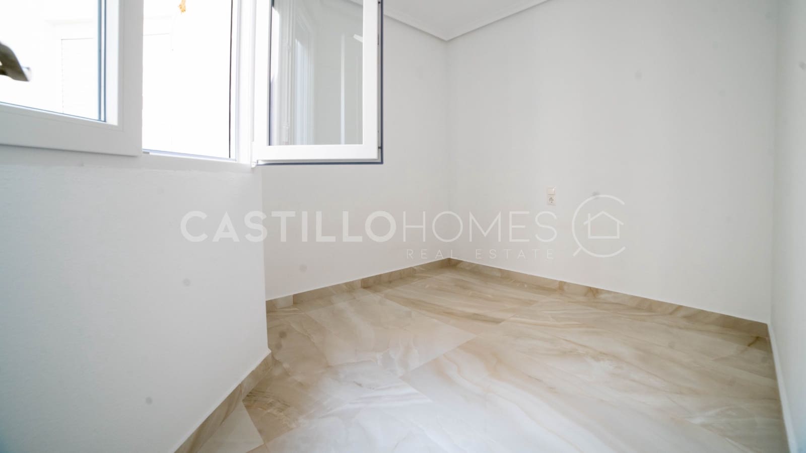 2 soveværelse Lejlighed til salg i Torrevieja med garage - € 220.000 (Ref: 9030941)