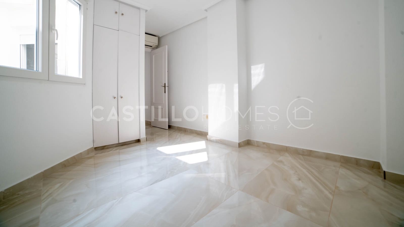 2 soveværelse Lejlighed til salg i Torrevieja med garage - € 220.000 (Ref: 9030941)