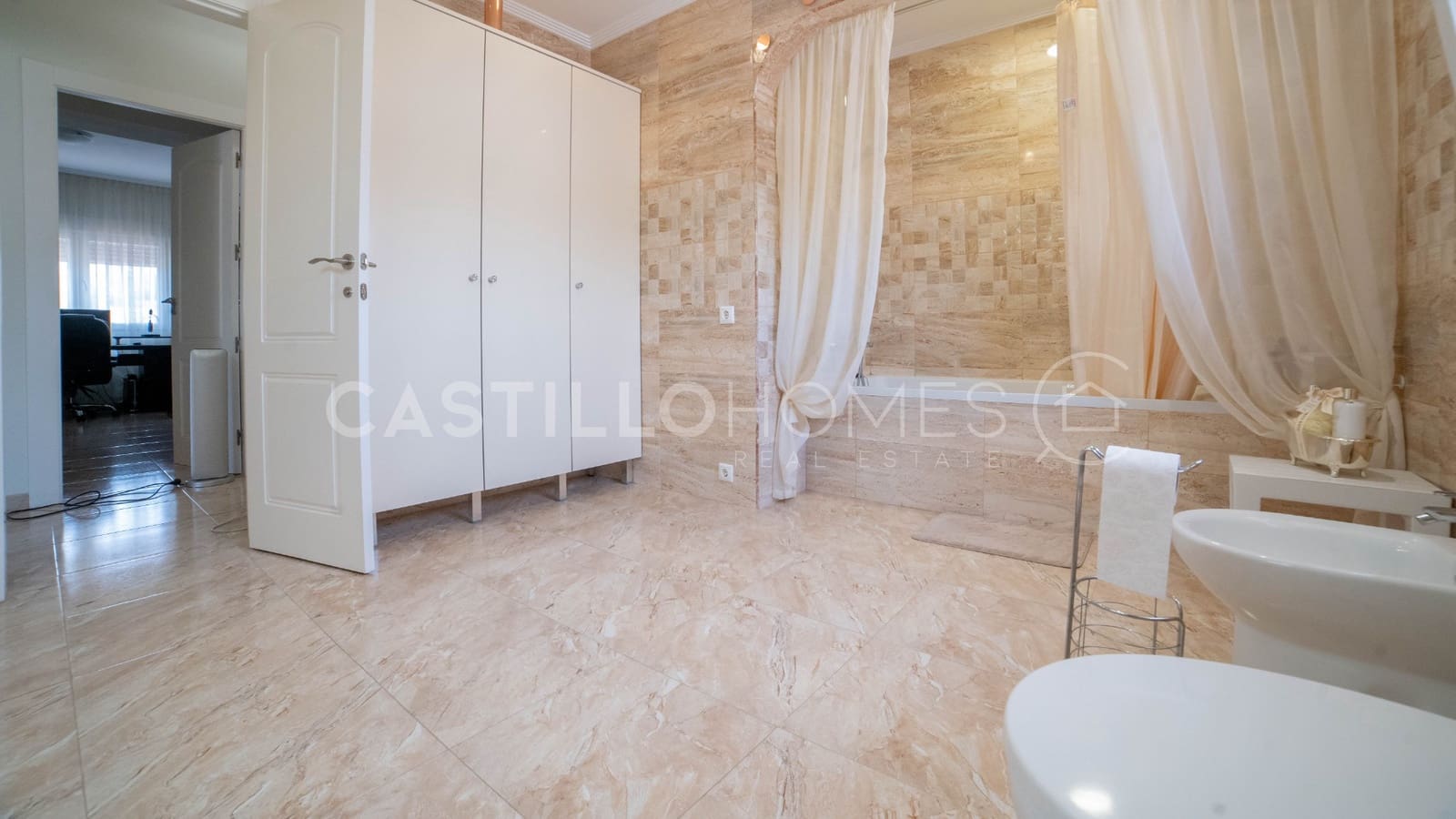 6 bedroom Villa for sale in Los Balcones with pool - € 930,000 (Ref: 9033776)