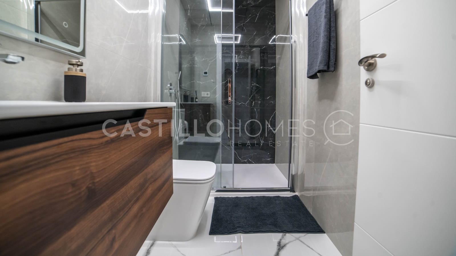 2 bedroom Apartment for sale in Torrevieja - € 268,000 (Ref: 9033778)