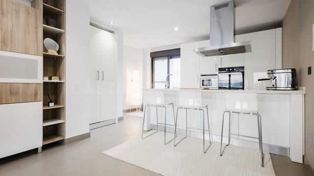 Ático de 2 habitaciones en Villamartin, Orihuela en venta con piscina - 365.000 € (Ref: 9142316)