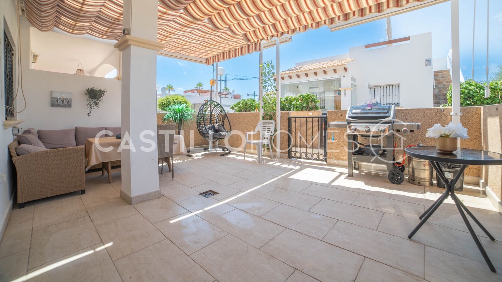 2 soverom Bungalow til salgs i Orihuela Costa med svømmebasseng garasje - € 169 000 (Ref: 9156057)
