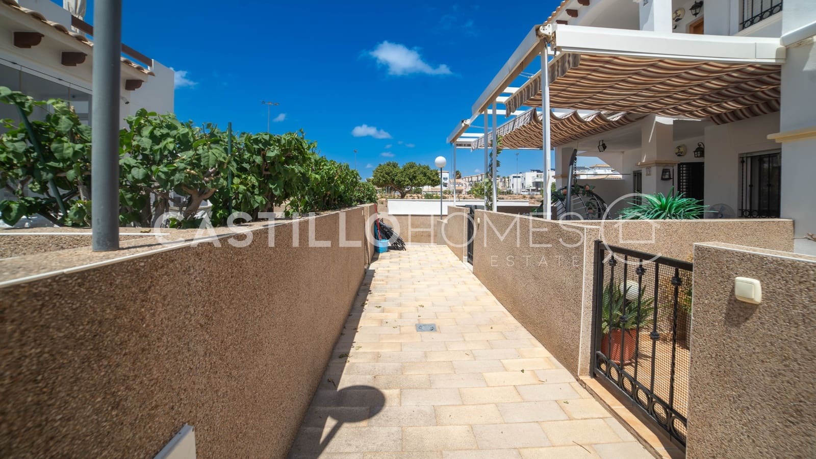 2 soverom Bungalow til salgs i Orihuela Costa med svømmebasseng garasje - € 169 000 (Ref: 9156057)