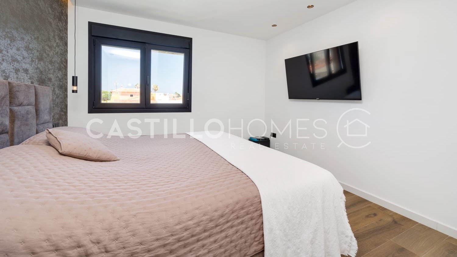 5 bedroom Villa for sale in Torrevieja with pool - € 1,250,000 (Ref: 9307162)