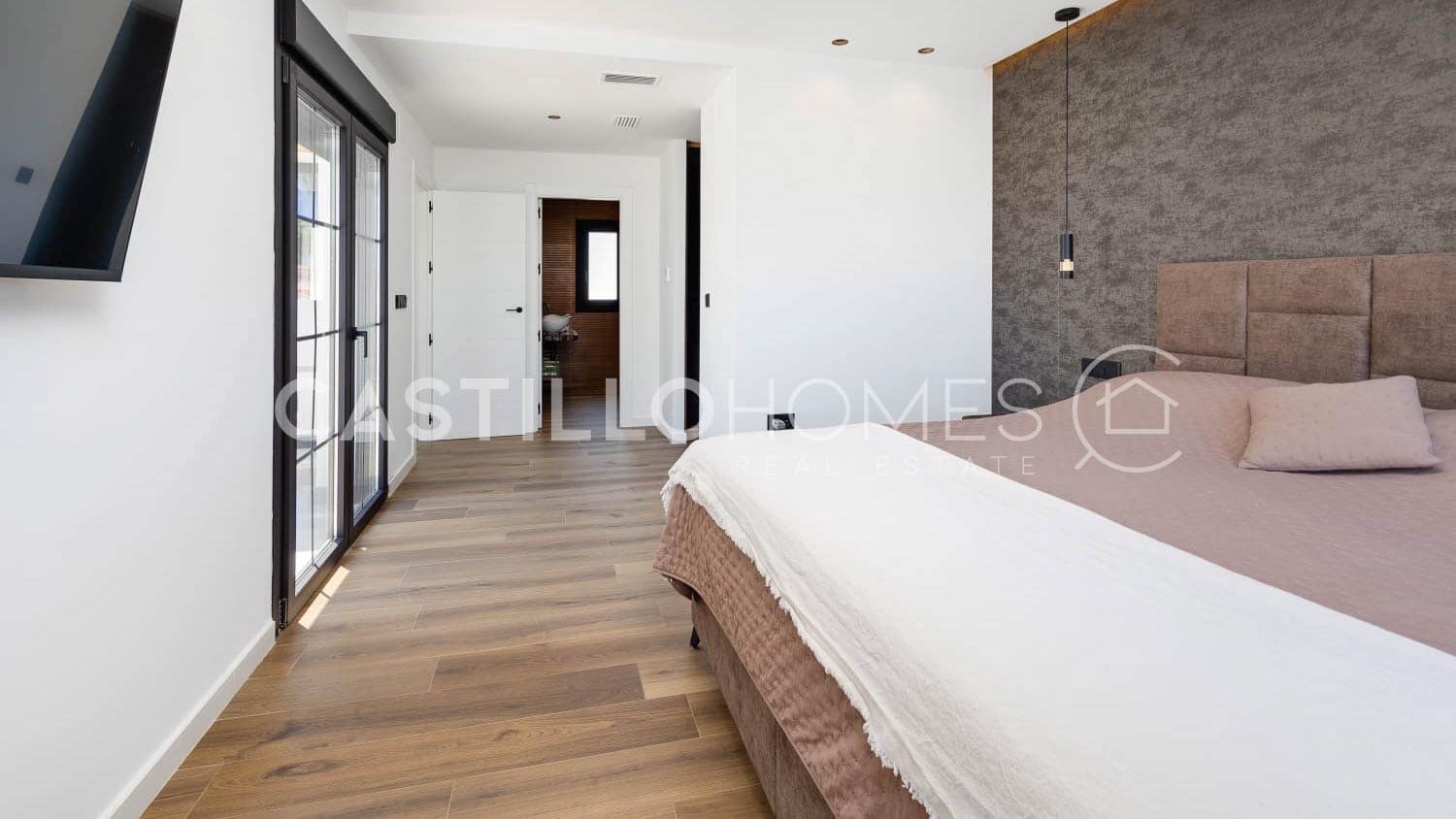 5 bedroom Villa for sale in Torrevieja with pool - € 1,250,000 (Ref: 9307162)