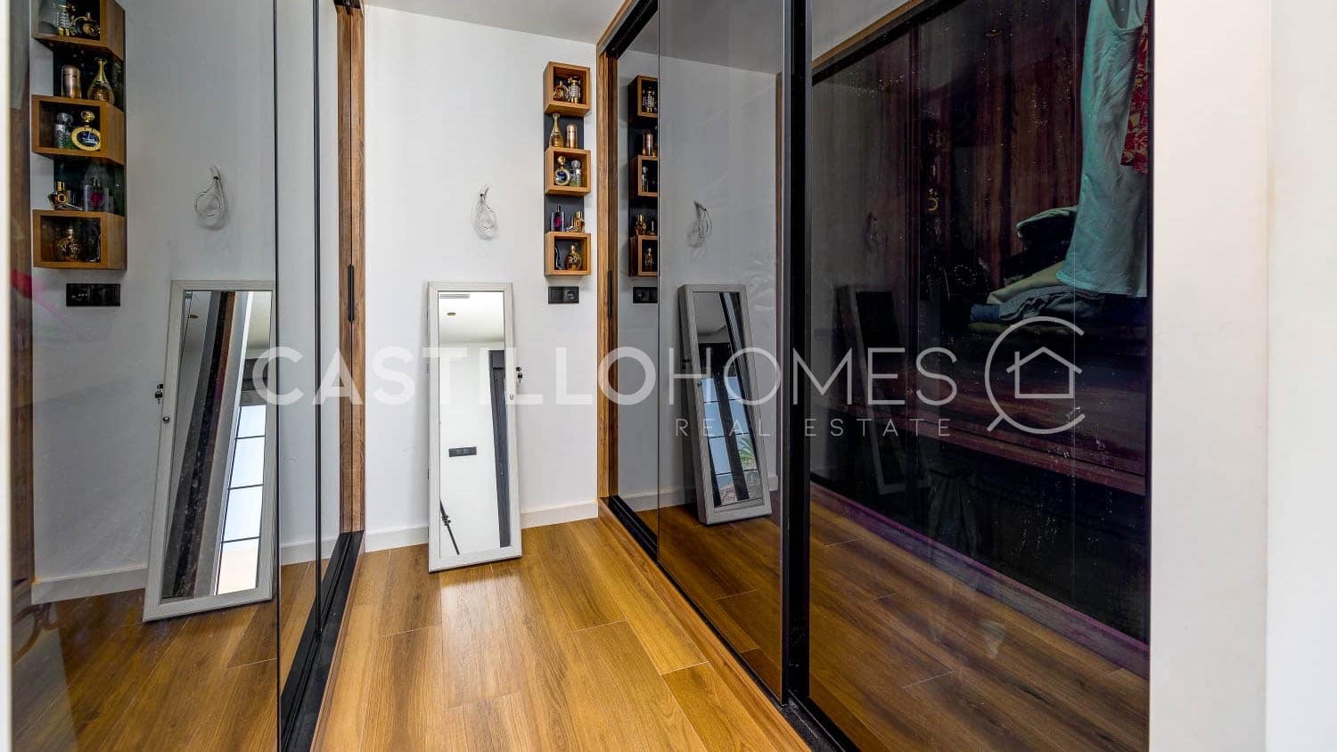 5 bedroom Villa for sale in Torrevieja with pool - € 1,250,000 (Ref: 9307162)