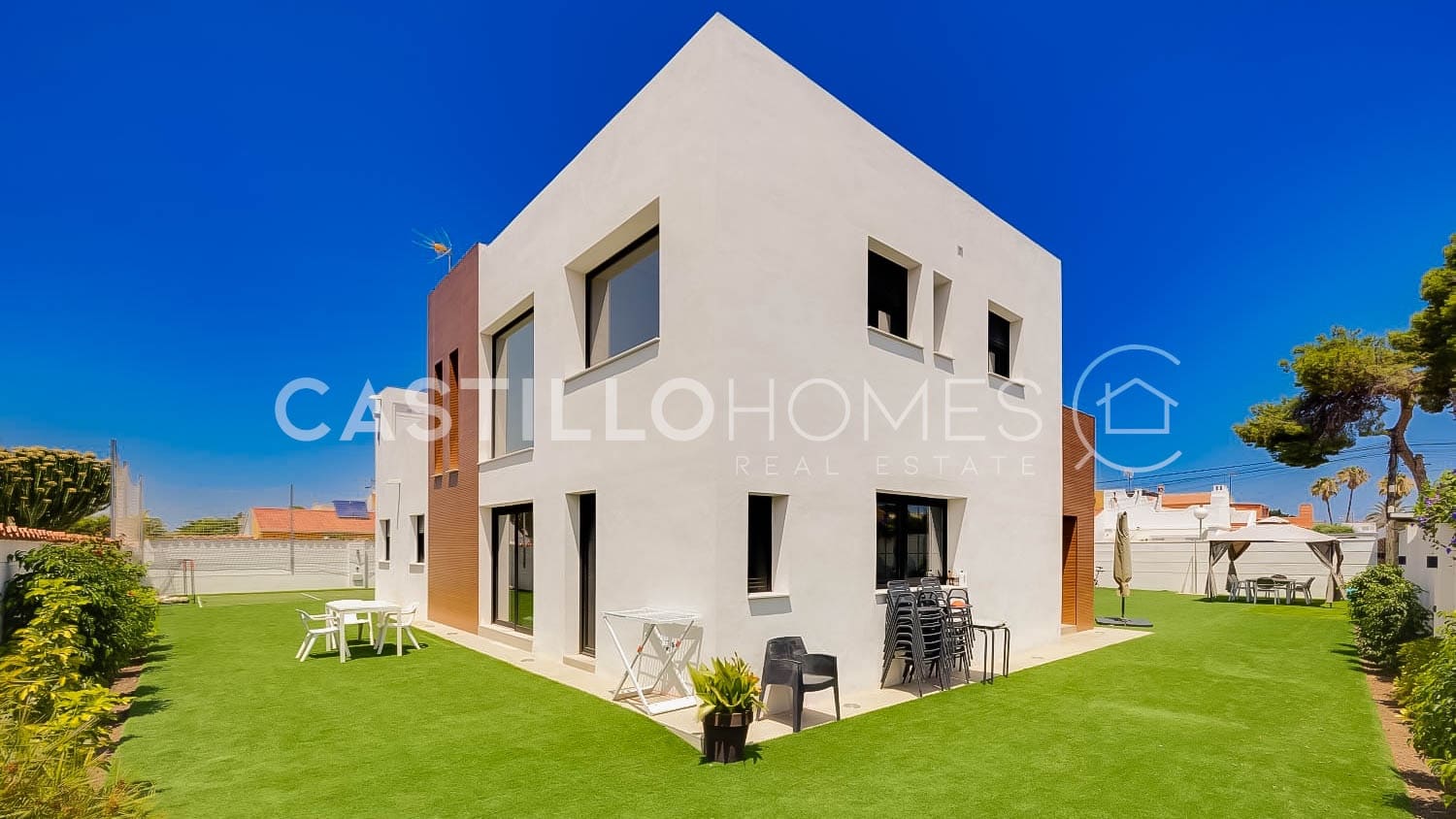 5 bedroom Villa for sale in Torrevieja with pool - € 1,250,000 (Ref: 9307162)