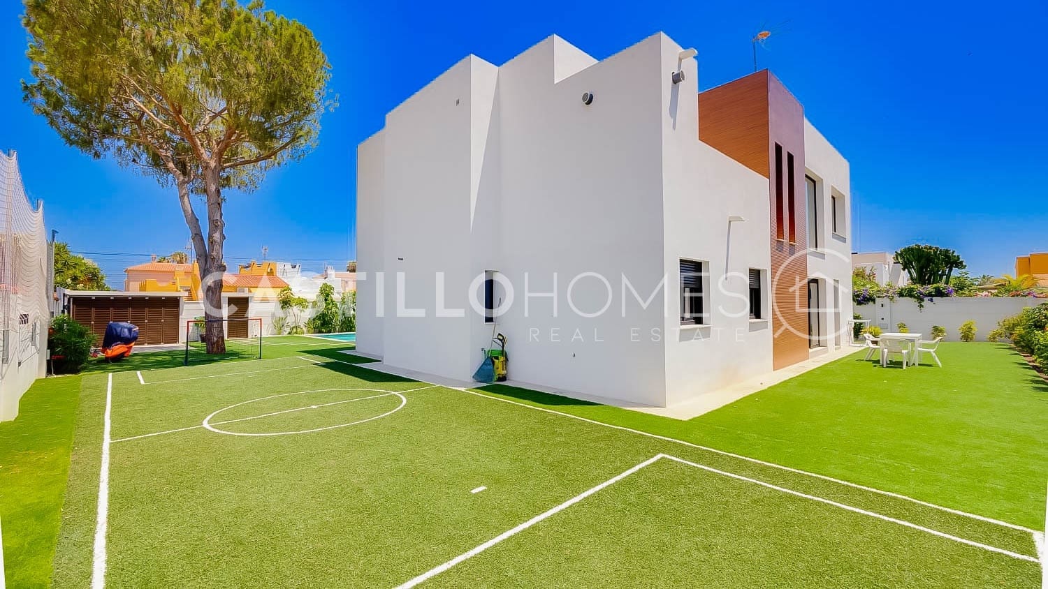 5 bedroom Villa for sale in Torrevieja with pool - € 1,250,000 (Ref: 9307162)