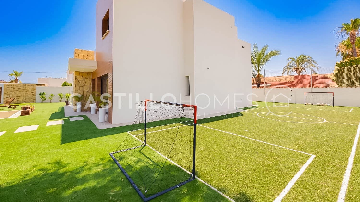 5 bedroom Villa for sale in Torrevieja with pool - € 1,250,000 (Ref: 9307162)