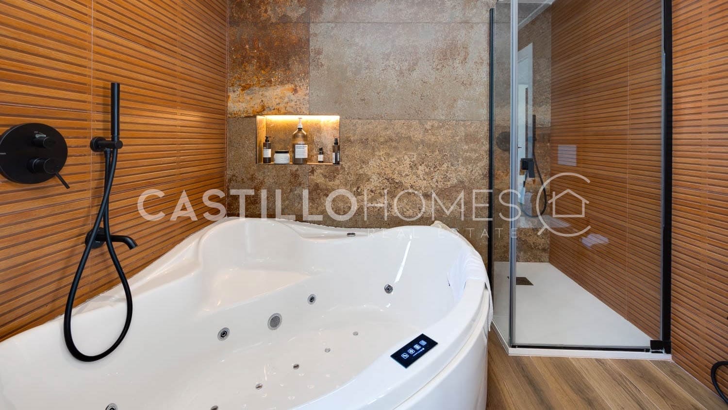 5 bedroom Villa for sale in Torrevieja with pool - € 1,250,000 (Ref: 9307162)