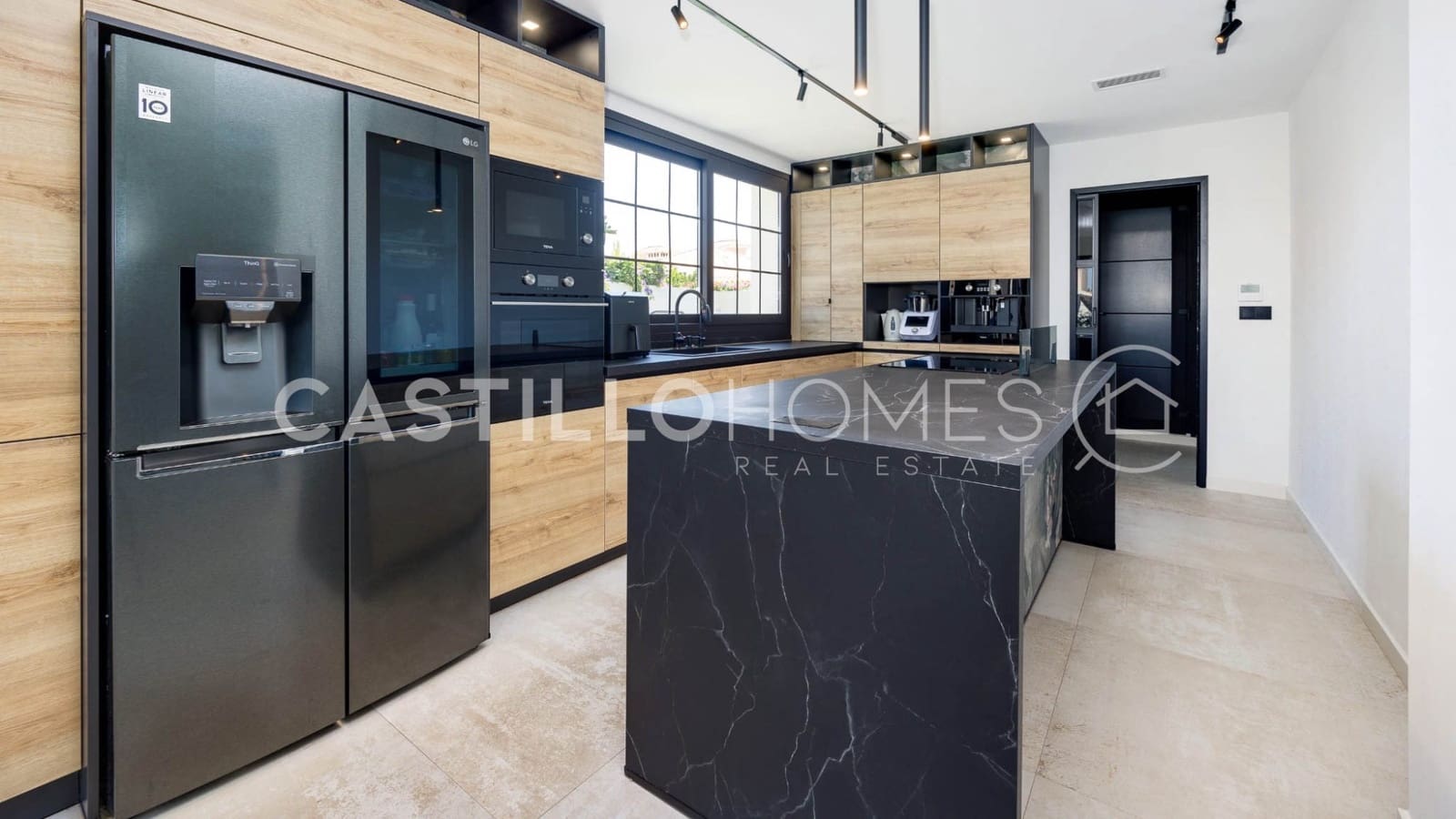 5 bedroom Villa for sale in Torrevieja with pool - € 1,250,000 (Ref: 9307162)